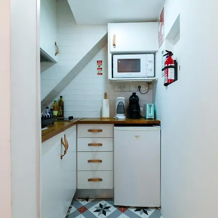Basement Flat In The Heart Of Alfama Lizbona