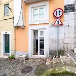 Basement Flat In The Heart Of Alfama Апартаменты *